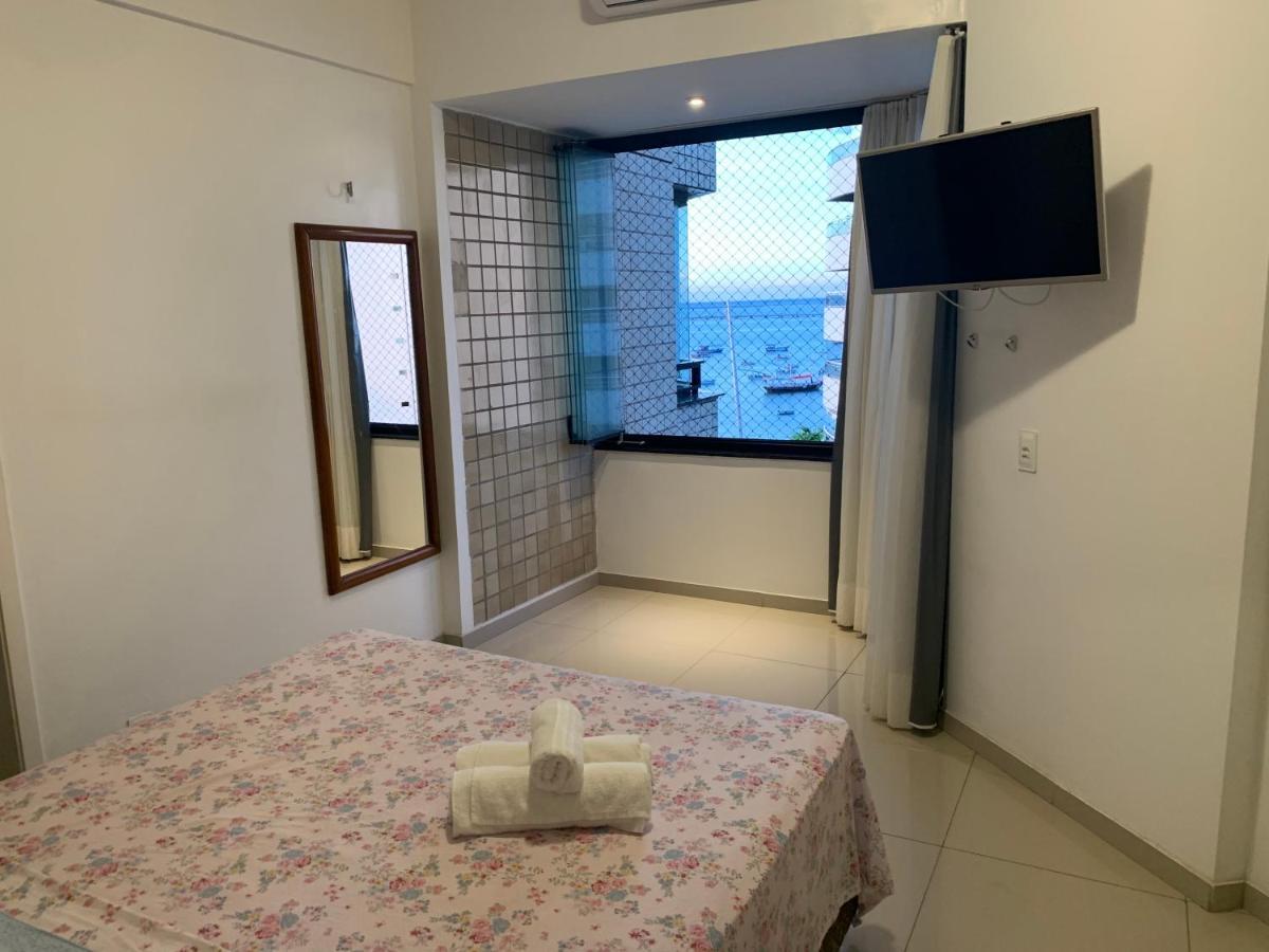 Apartamento com Vista Parcial para o Mar