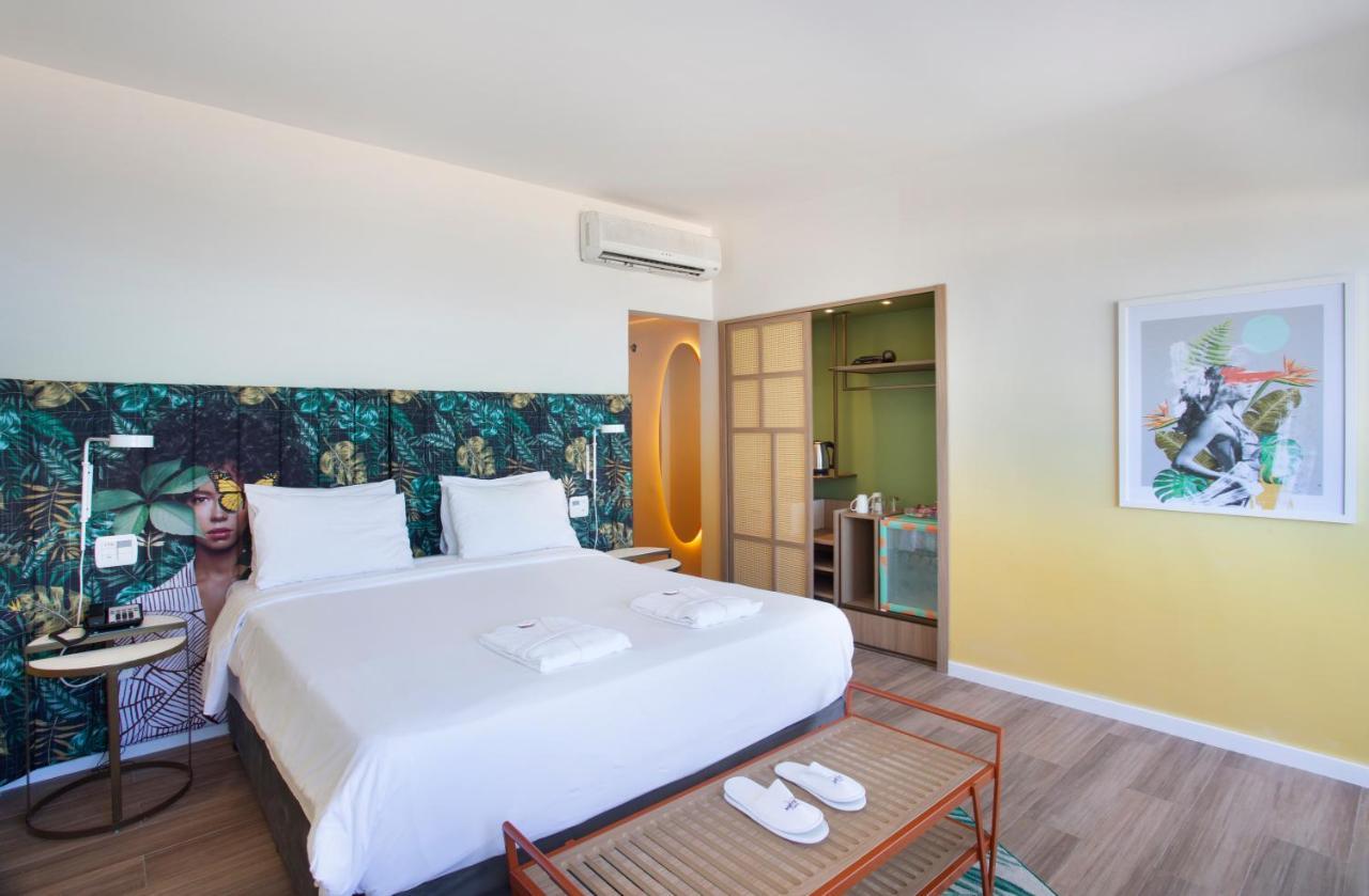 Quarto Deluxe com Cama Queen-size e Vista Parcial do Mar