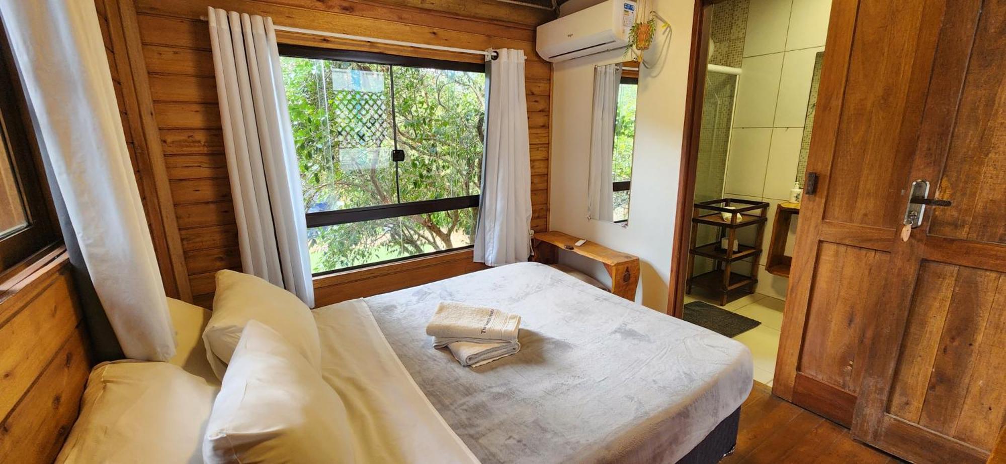 Quarto com Cama de Casal ou 2 de Solteiro e Vista do Jardim