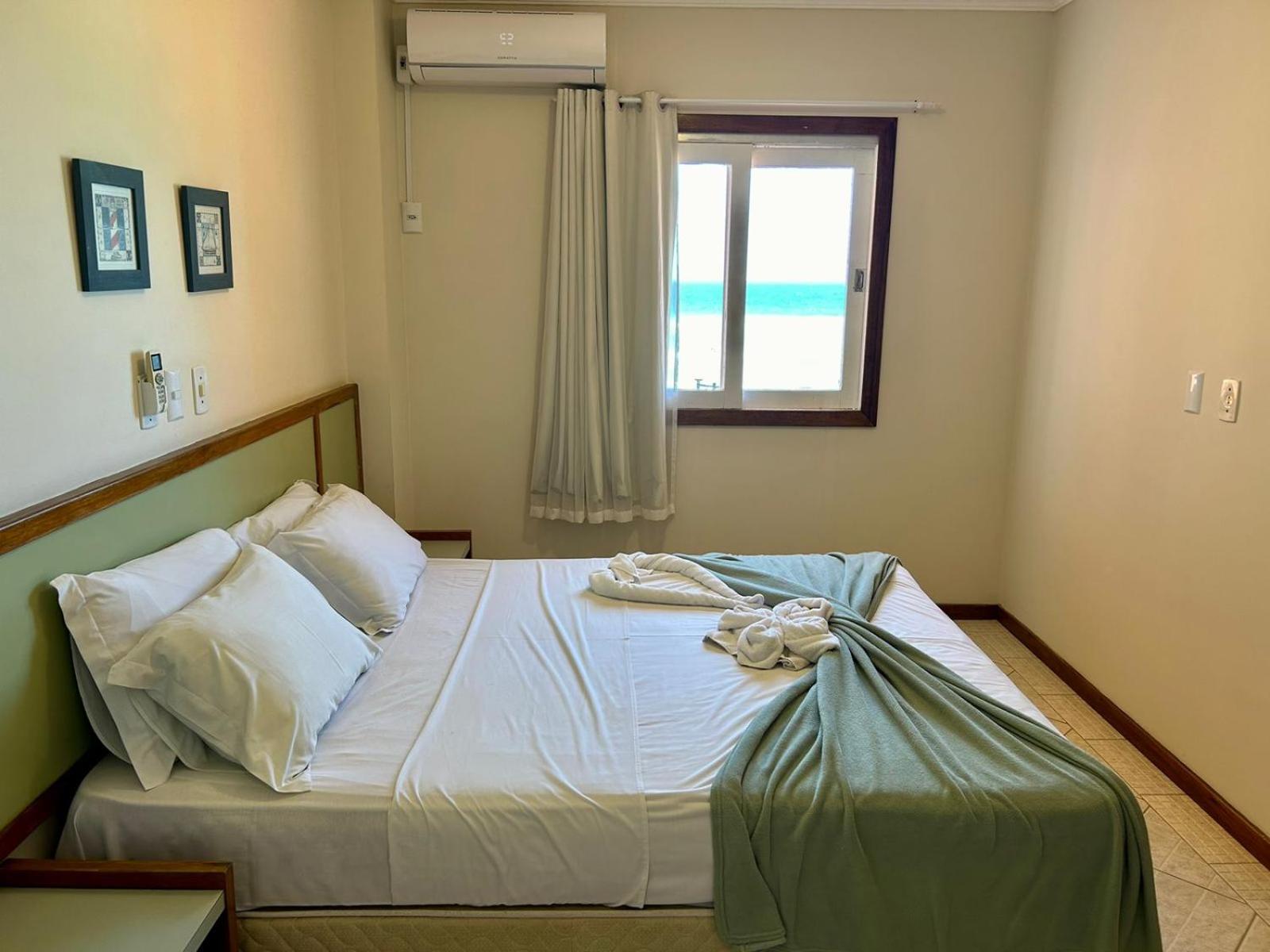 Quarto Família com Vista Lateral do Mar
