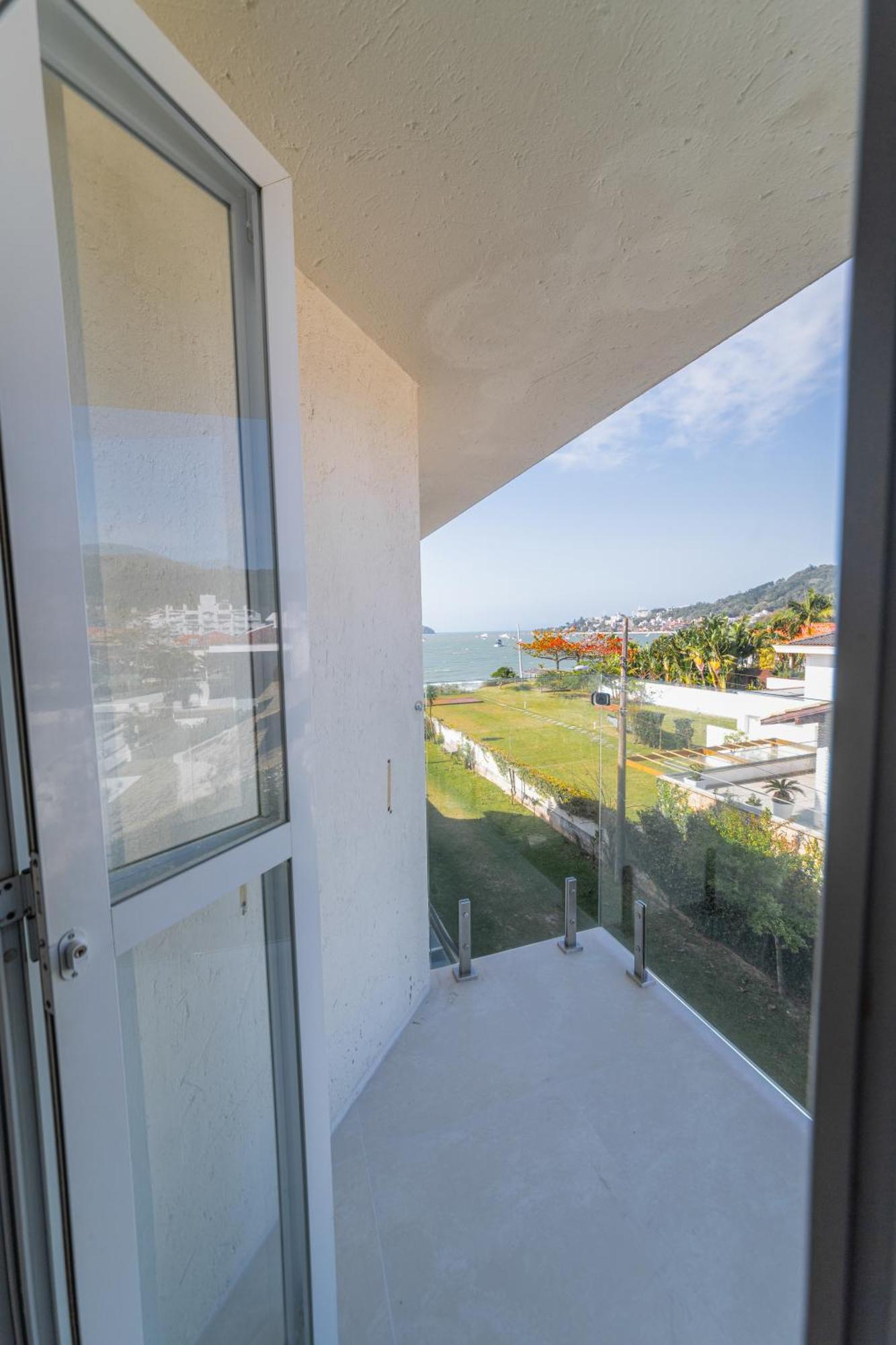 Apartamento com Vista Lateral do Mar