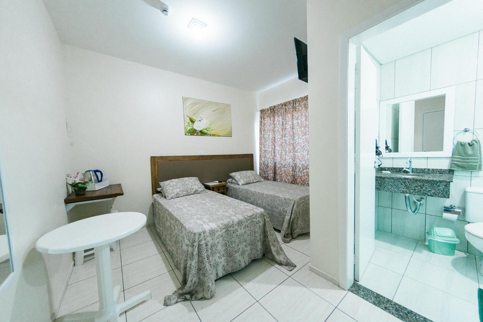 Quarto com 2 Camas de Solteiro e Banheiro