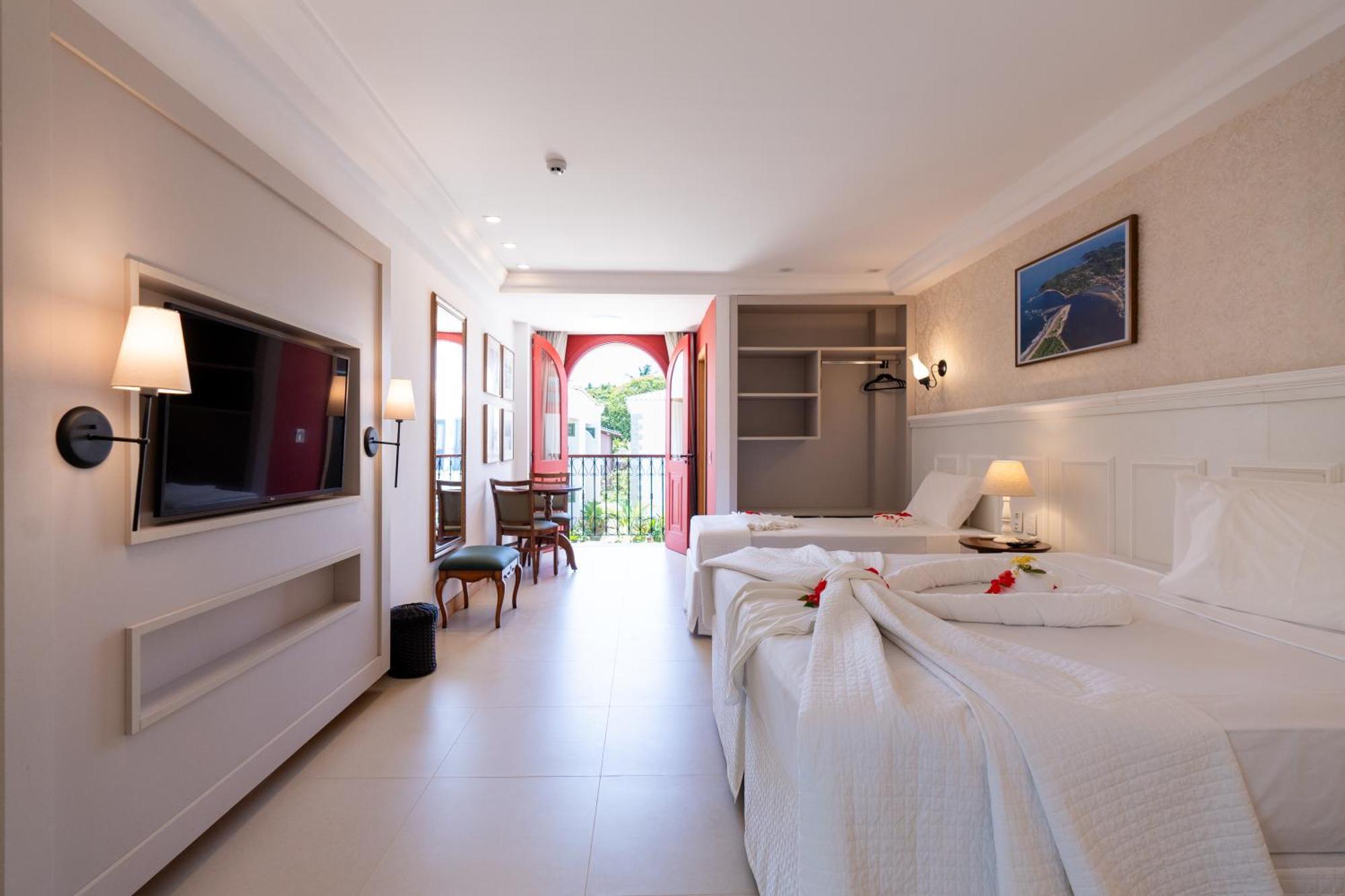 Quarto Triplo com Vista para a Piscina