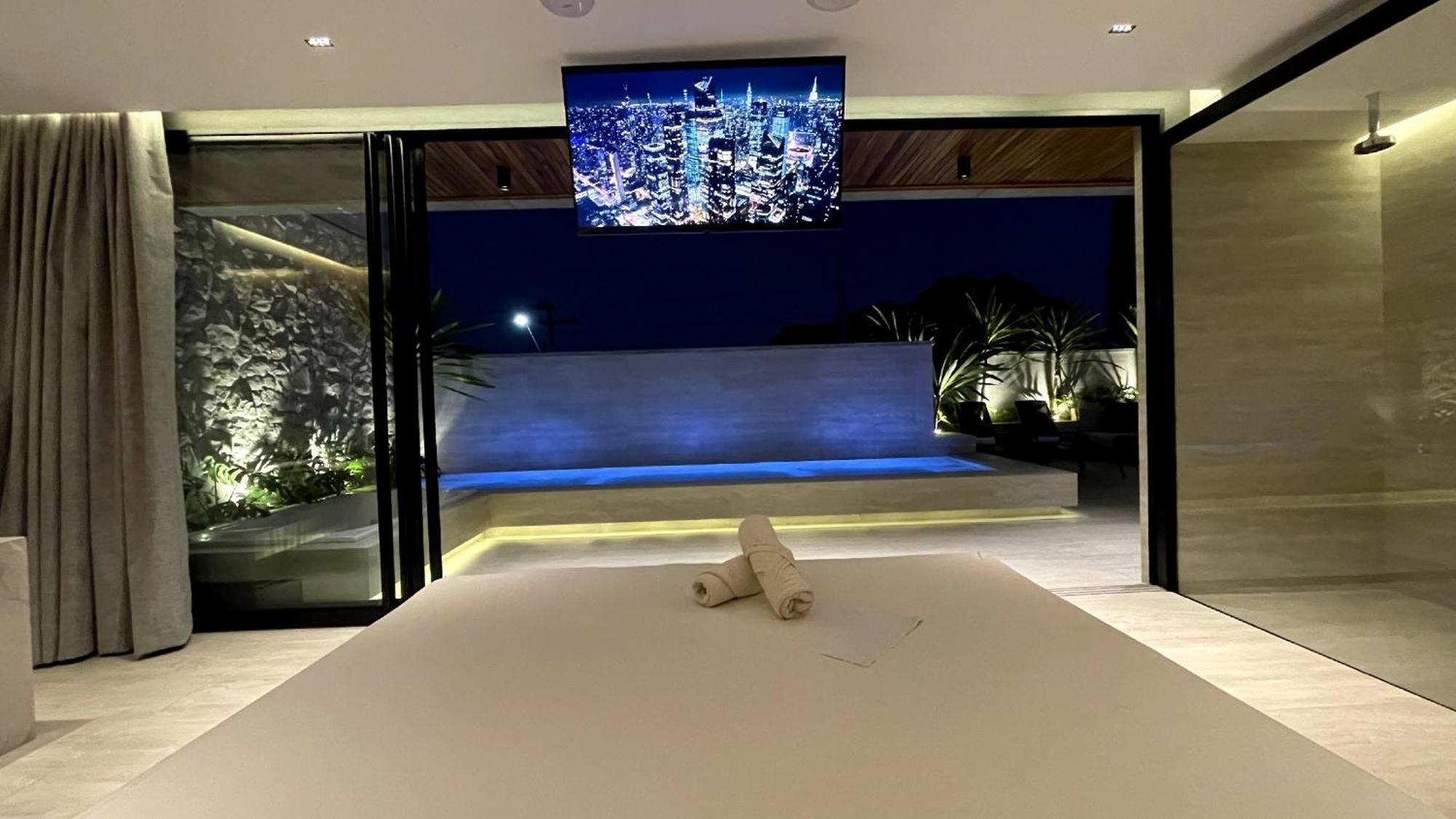 Queen Room Pool View