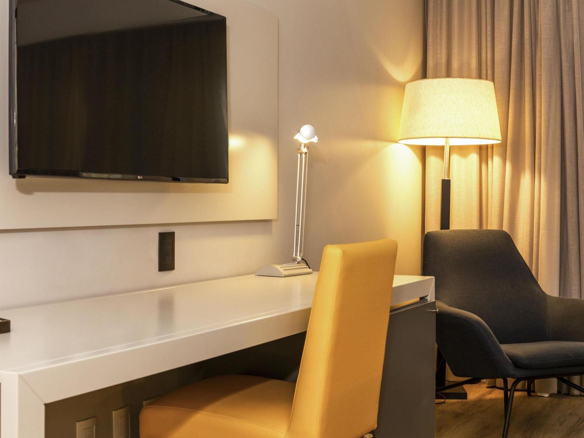 Quarto Superior com Cama King-size e Vista Parcial do Mar