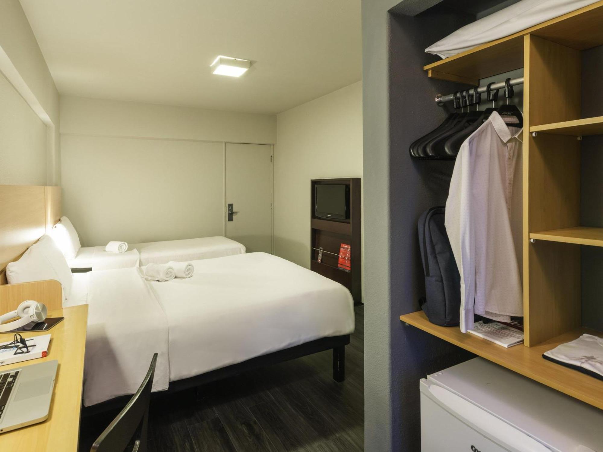 Executive One-Bedroom Apartment Queen Bed Partial Sea View