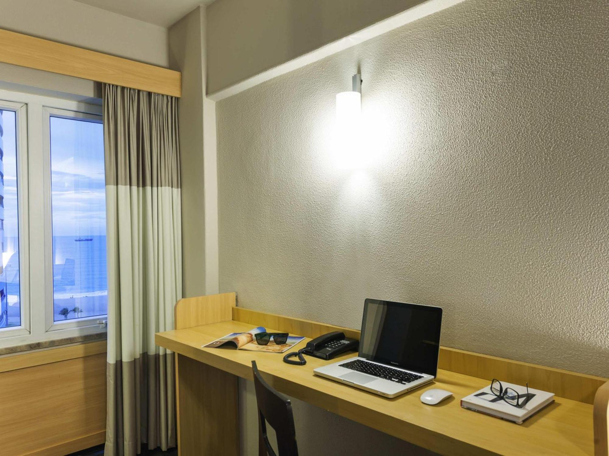 Executive One-Bedroom Apartment Queen Bed Partial Sea View
