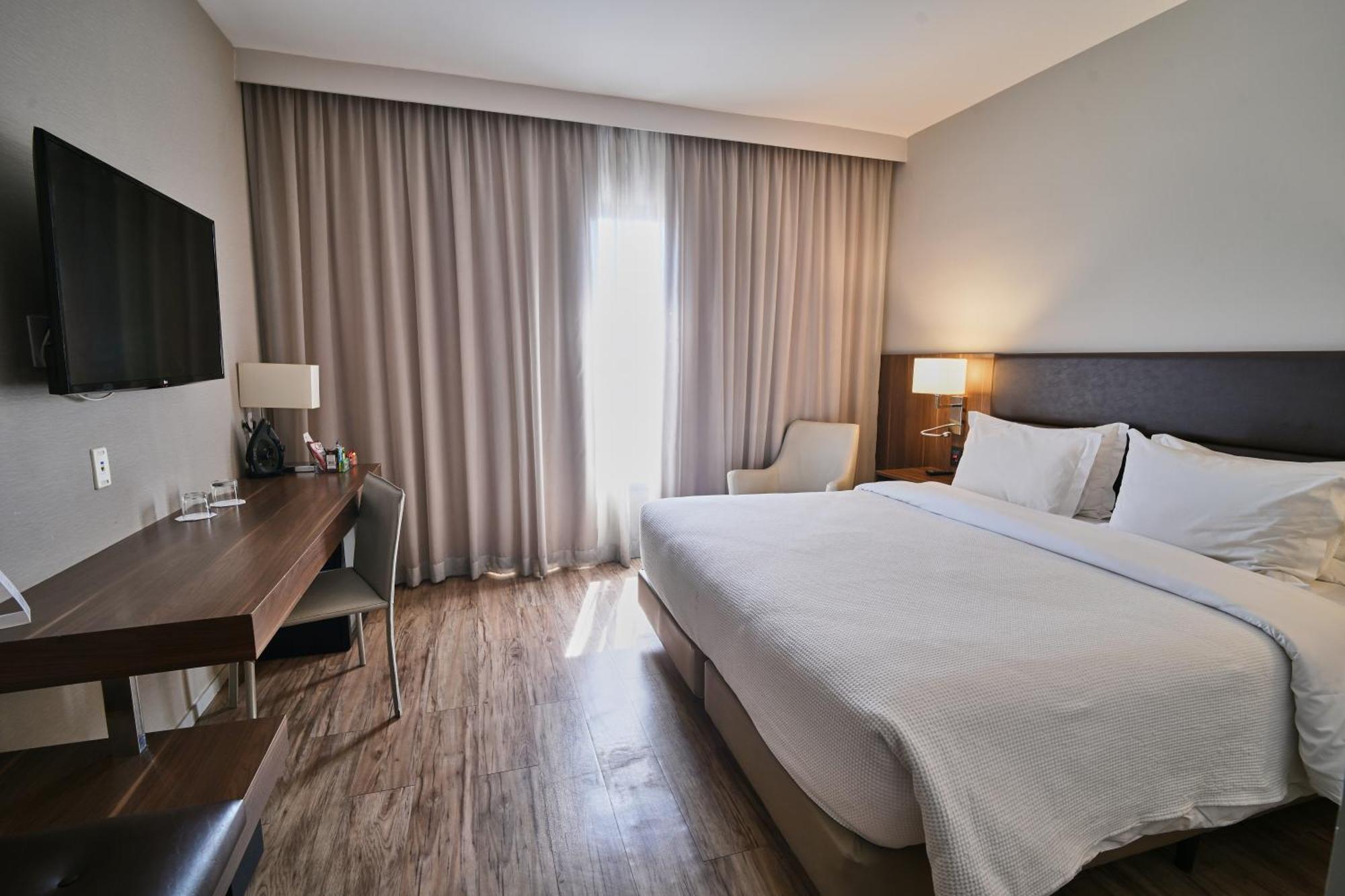 Quarto duplo de luxo com cama king-size