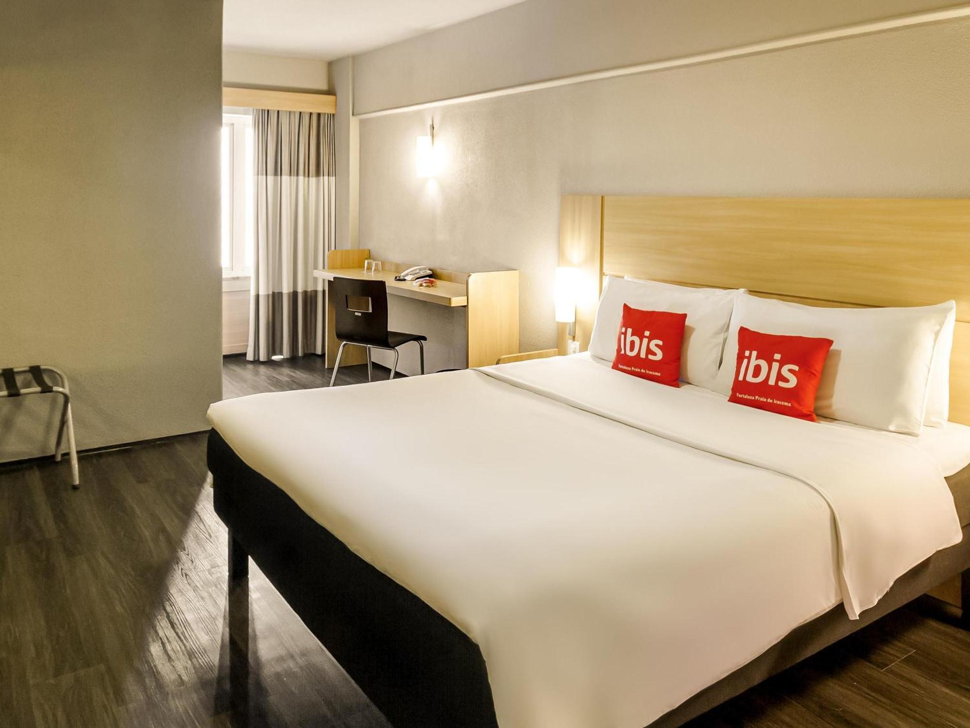 Executive One-Bedroom Apartment Queen Bed Partial Sea View