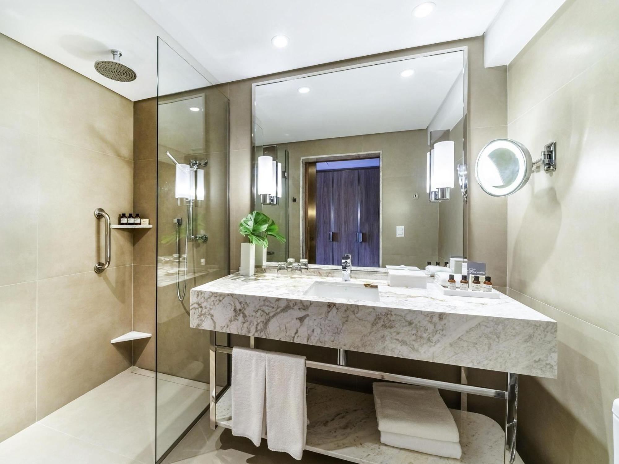 Quarto Fairmont Gold com 2 Camas de Solteiro e Vista da Cidade