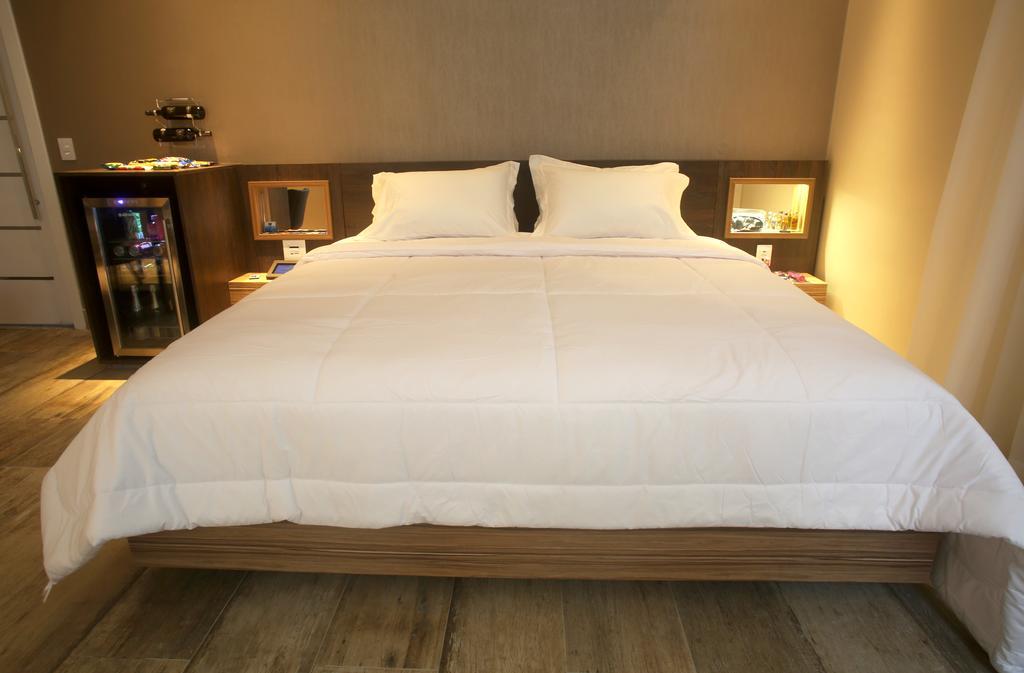 Suíte com Cama King-size e Banheira de Hidromassagem