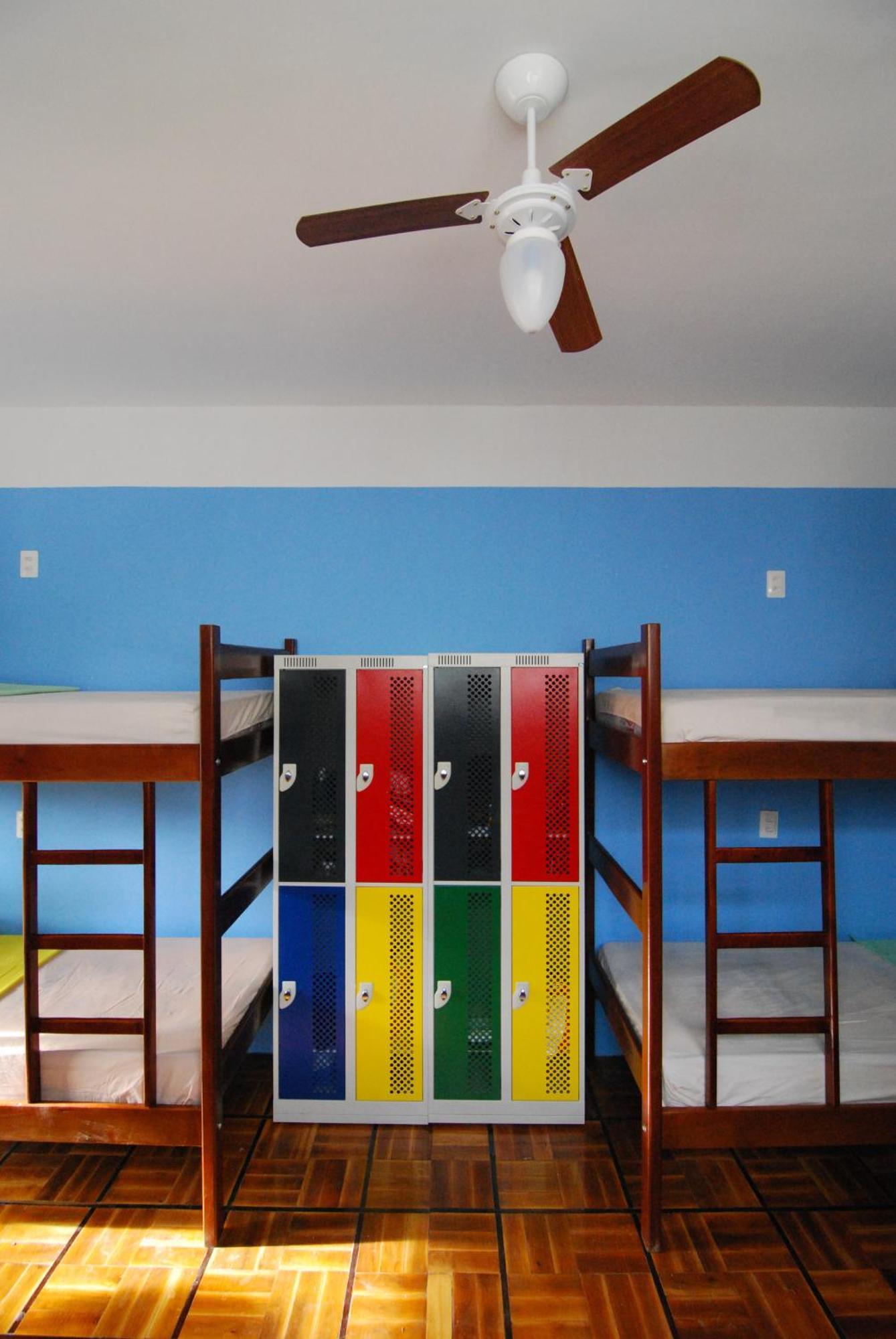 Cama em Dormitório Misto com 8 Camas