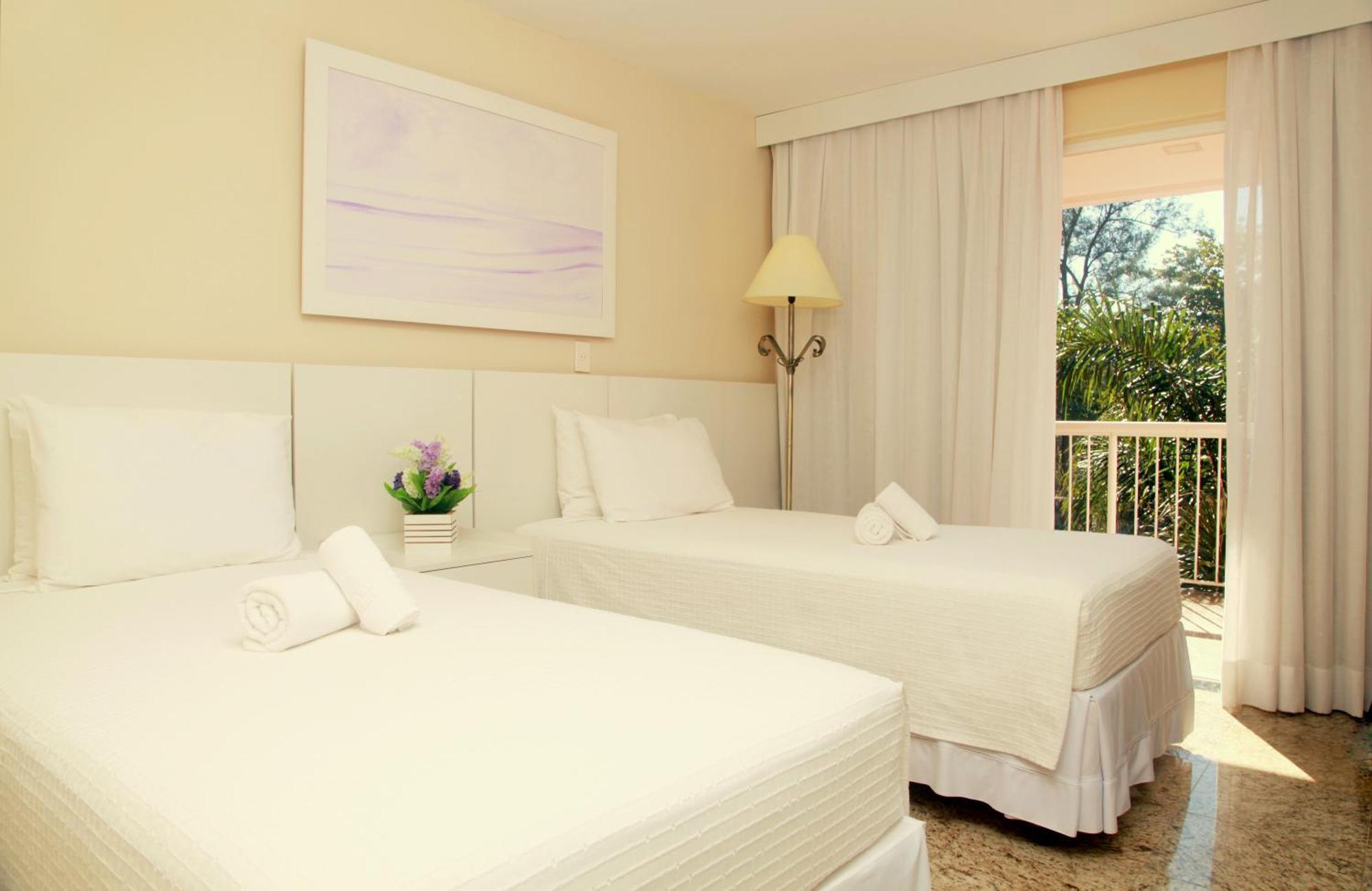 Quarto com Cama de Casal ou 2 de Solteiro e Vista Lateral do Mar