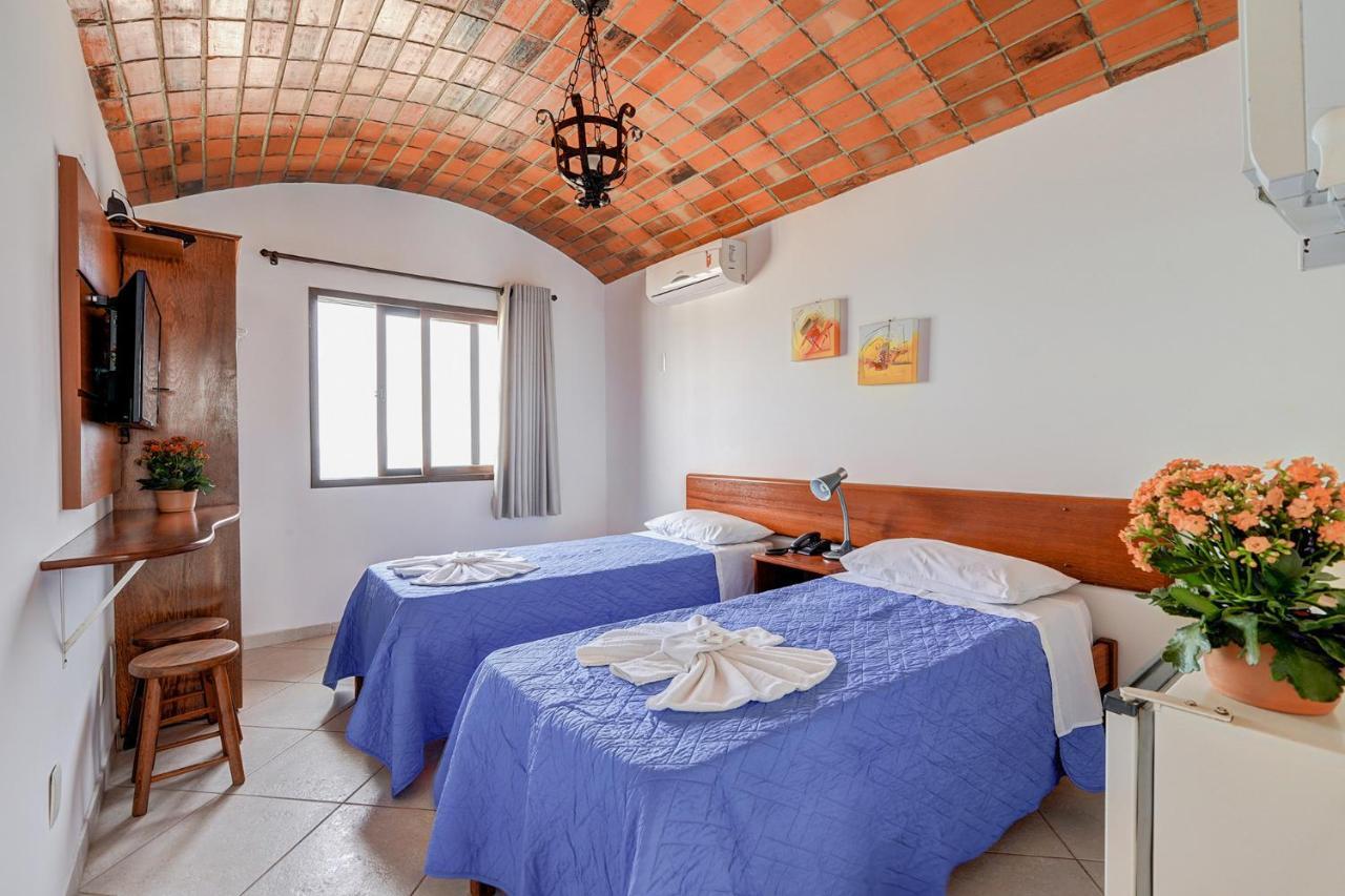 Quarto com 2 Camas de Solteiro e Vista do Mar