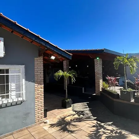 Casa com Piscina Grande e Hidro-2