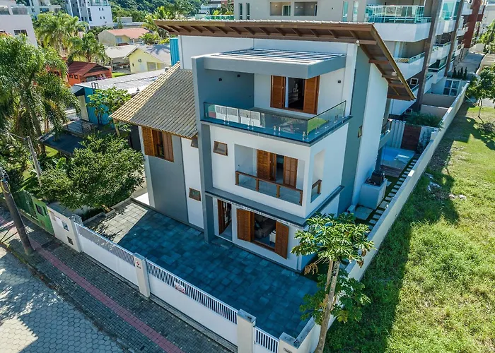 192 - Casa luxo com 5 suítes e piscina aquecida Bombinhas